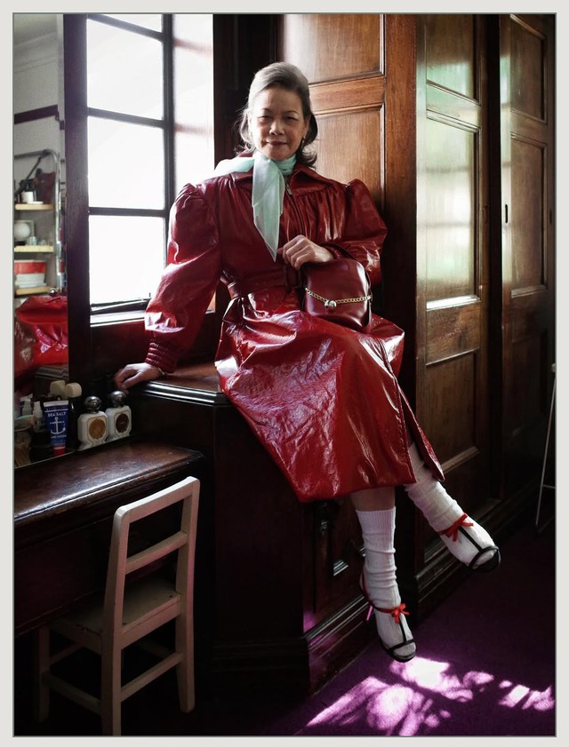 Từ b&aacute;c sĩ nghỉ hưu đến người mẫu cho s&agrave;n diễn cao cấp ở tuổi 71: Người phụ nữ từng chiếm spotlight show Miu Miu l&agrave; ai?- Ảnh 8.