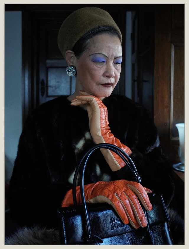 Từ b&aacute;c sĩ nghỉ hưu đến người mẫu cho s&agrave;n diễn cao cấp ở tuổi 71: Người phụ nữ từng chiếm spotlight show Miu Miu l&agrave; ai?- Ảnh 7.