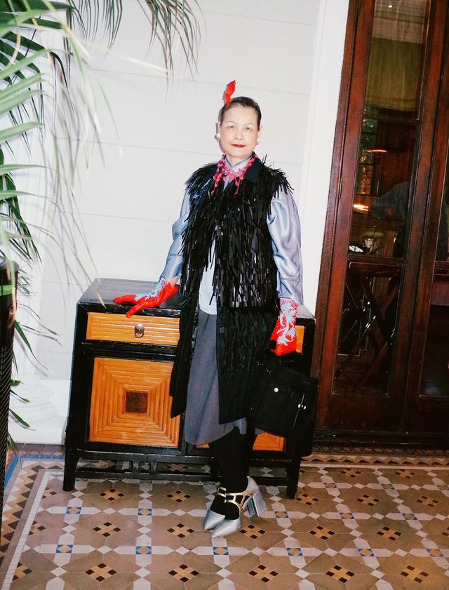 Từ b&aacute;c sĩ nghỉ hưu đến người mẫu cho s&agrave;n diễn cao cấp ở tuổi 71: Người phụ nữ từng chiếm spotlight show Miu Miu l&agrave; ai?- Ảnh 6.