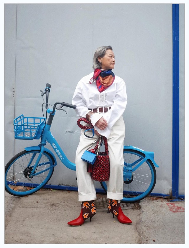 Từ b&aacute;c sĩ nghỉ hưu đến người mẫu cho s&agrave;n diễn cao cấp ở tuổi 71: Người phụ nữ từng chiếm spotlight show Miu Miu l&agrave; ai?- Ảnh 11.