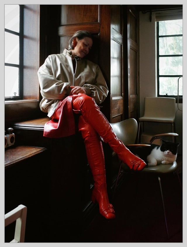 Từ b&aacute;c sĩ nghỉ hưu đến người mẫu cho s&agrave;n diễn cao cấp ở tuổi 71: Người phụ nữ từng chiếm spotlight show Miu Miu l&agrave; ai?- Ảnh 9.