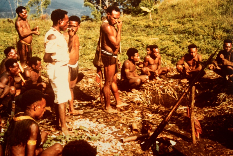 Căn bệnh &ldquo;cười đến chết&rdquo; t&agrave;n ph&aacute; cả một bộ lạc- Ảnh 1.