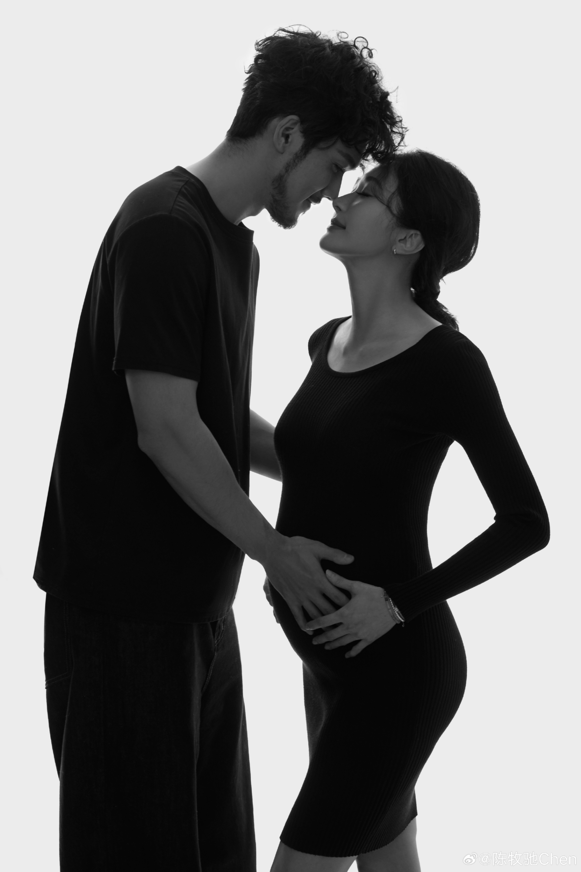 Trai đẹp gen Z đột ngột kết h&ocirc;n c&oacute; con với nữ đại gia 1 đời chồng sau 900 ng&agrave;y biến mất b&iacute; ẩn khỏi showbiz- Ảnh 1.