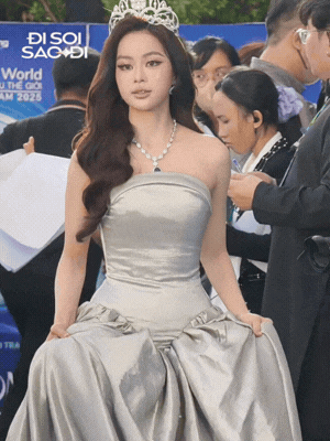 Thảm đỏ Chung kết Miss World Vietnam: Tiểu Vy - Thanh Thuỷ 100 điểm, Ý Nhi tình tứ bên bạn trai, 1 nhân vật xuất hiện thành tâm điểm- Ảnh 3. Thảm đỏ Chung kết Miss World Vietnam: Tiểu Vy - Thanh Thuỷ 100 điểm, Ý Nhi tình tứ bên bạn trai, 1 nhân vật xuất hiện thành tâm điểm- Ảnh 3.