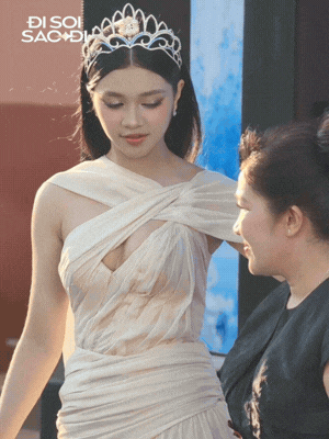 Thảm đỏ Chung kết Miss World Vietnam: Tiểu Vy - Thanh Thuỷ 100 điểm, Ý Nhi tình tứ bên bạn trai, 1 nhân vật xuất hiện thành tâm điểm- Ảnh 4. Thảm đỏ Chung kết Miss World Vietnam: Tiểu Vy - Thanh Thuỷ 100 điểm, Ý Nhi tình tứ bên bạn trai, 1 nhân vật xuất hiện thành tâm điểm- Ảnh 4.