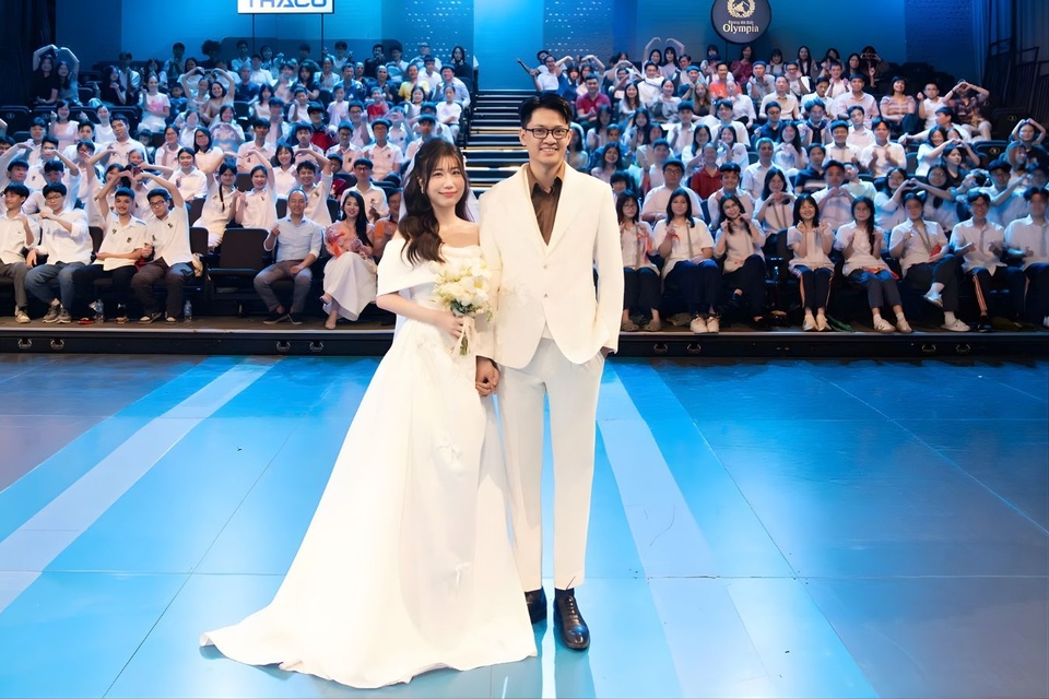 Tham gia Olympia c&ugrave;ng năm nhưng kh&ocirc;ng c&ugrave;ng trận, cặp đ&ocirc;i "đẹp đều" vẫn t&igrave;m được nhau v&agrave; n&ecirc;n duy&ecirc;n, c&ograve;n chụp ảnh cưới ngay tr&ecirc;n s&acirc;n khấu- Ảnh 3.