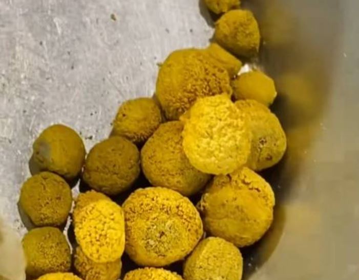 T&igrave;m thấy v&agrave;ng dưới s&ocirc;ng, người phụ nữ mang đi kiểm tra th&igrave; sốc nặng- Ảnh 1.