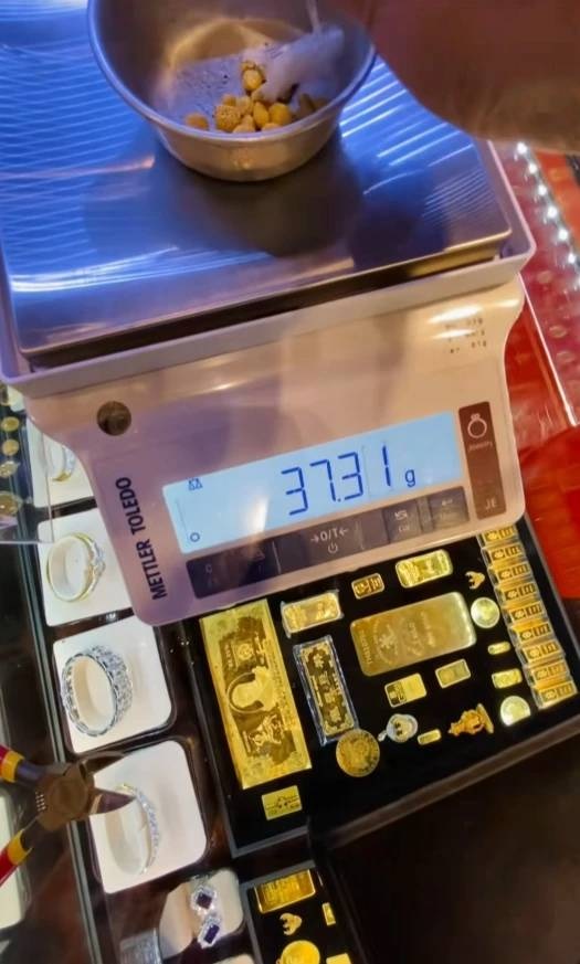 T&igrave;m thấy v&agrave;ng dưới s&ocirc;ng, người phụ nữ mang đi kiểm tra th&igrave; sốc nặng- Ảnh 2.