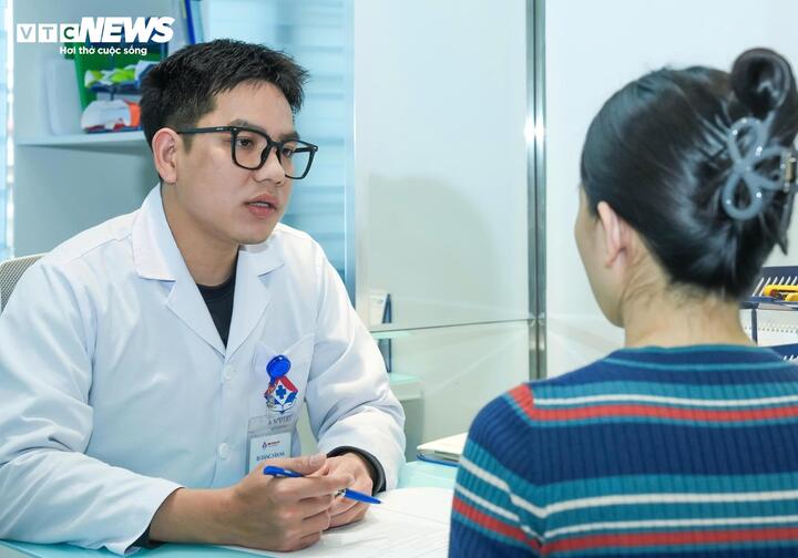 Người phụ nữ cao chưa đến 1,4m mang thai sau hơn 1 thập kỷ t&igrave;m con- Ảnh 1.