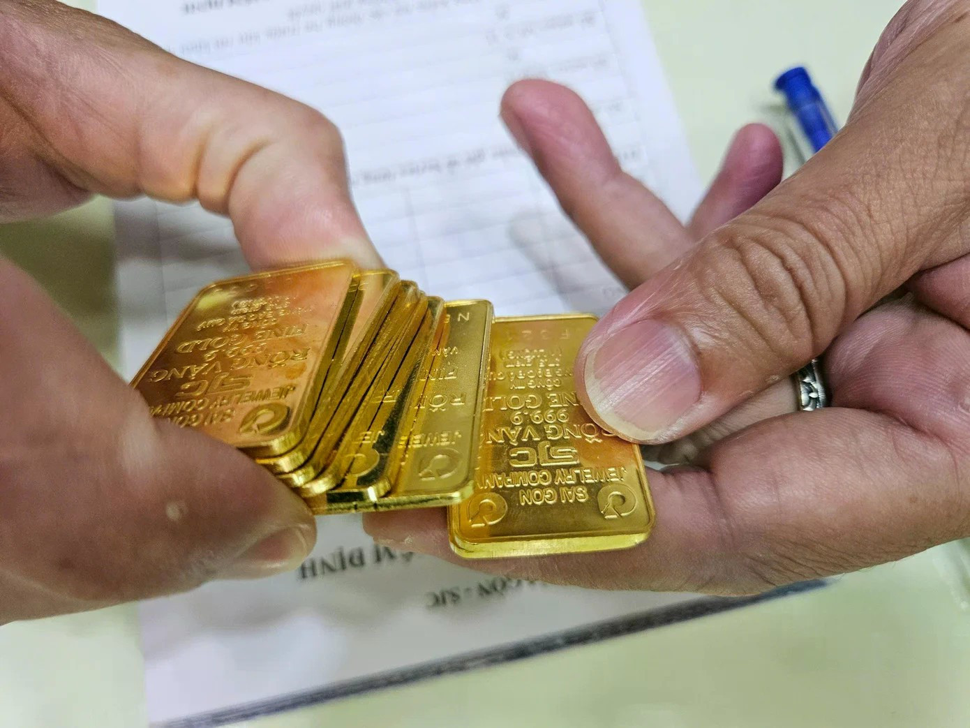 Người mua v&agrave;ng lỗ nặng- Ảnh 1.