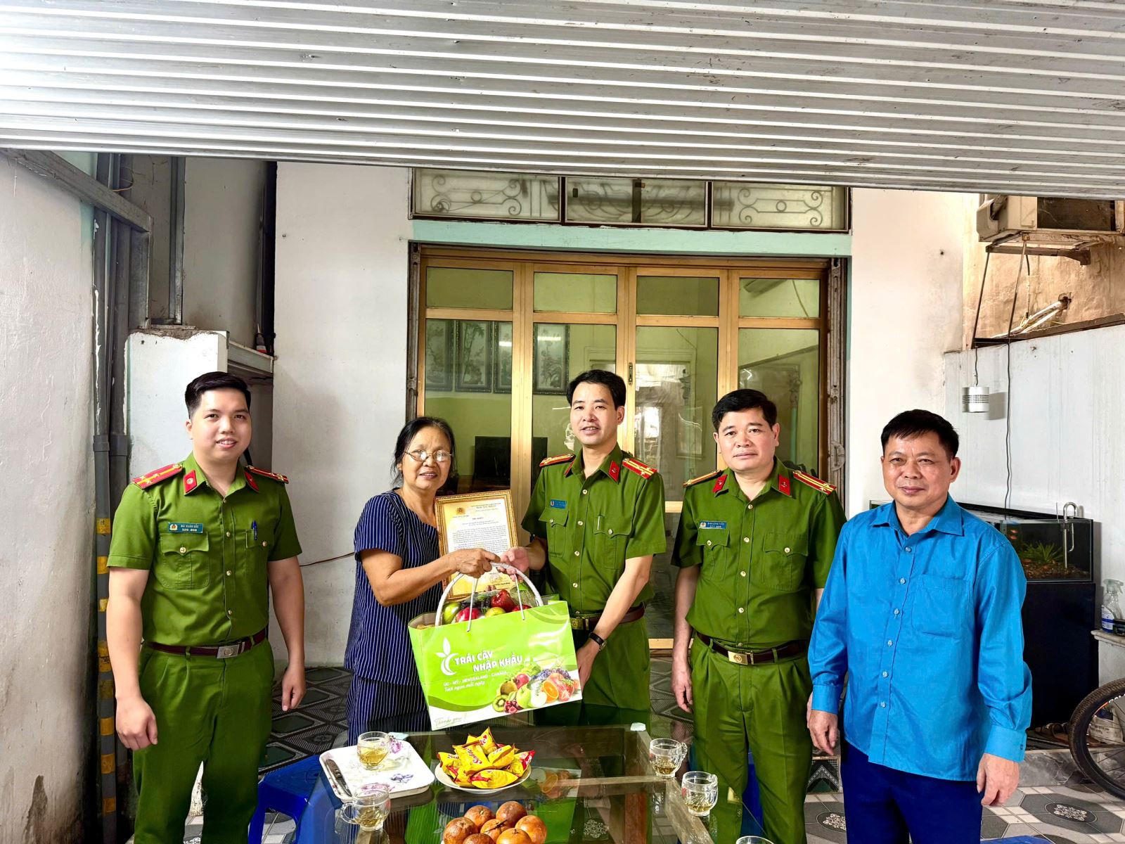 Ph&aacute;t hiện 2 nhẫn tr&ograve;n, d&acirc;y chuyền v&agrave;ng 9999 trước cửa nh&agrave;, cụ b&agrave; SN 1957 tr&igrave;nh b&aacute;o c&ocirc;ng an truy t&igrave;m- Ảnh 2.