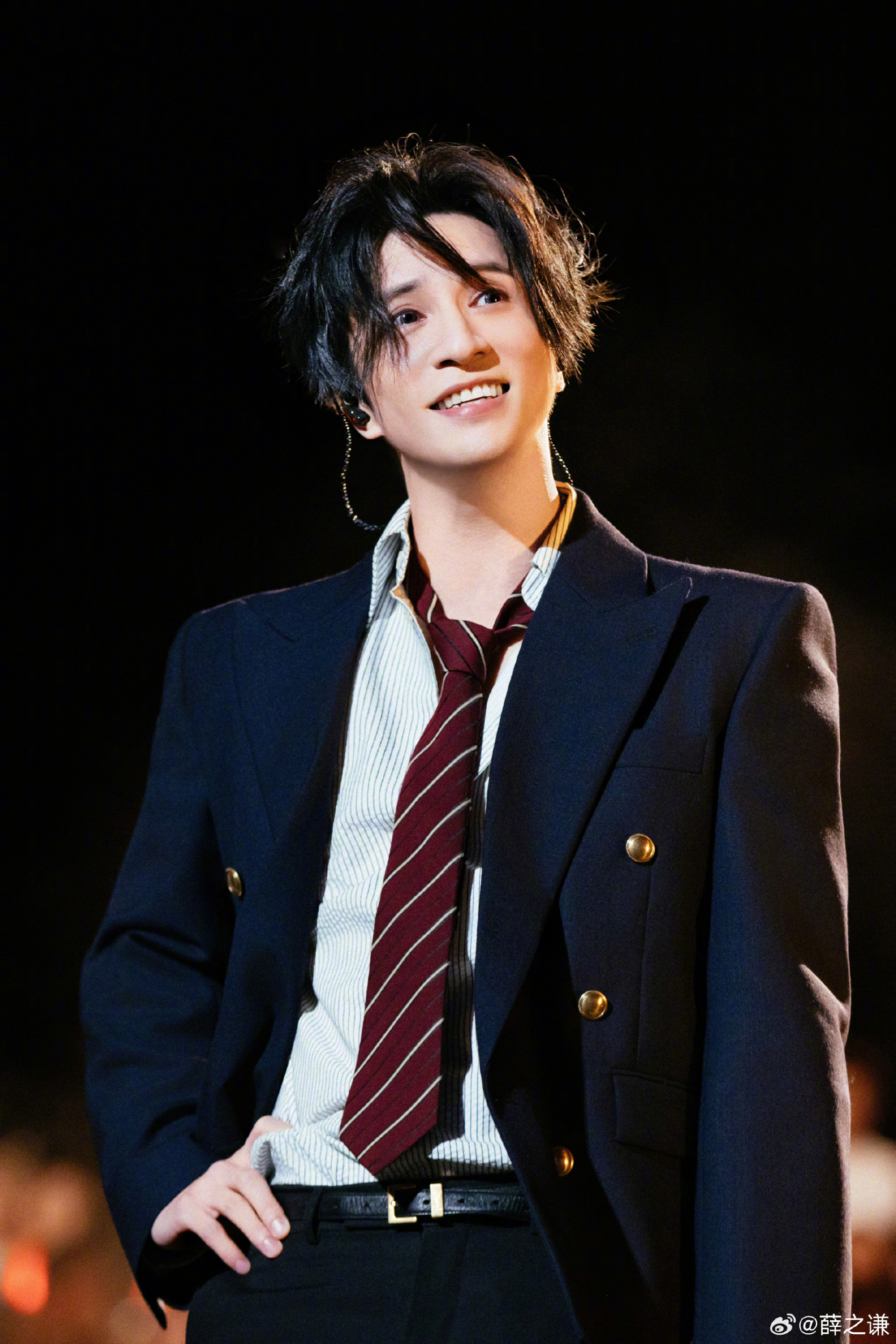 Sốc: Nam thần đỉnh lưu li&ecirc;n tục soi v&ograve;ng 1 fan nữ trước vạn người, bị tố đ&iacute;ch danh tội &ldquo;tr&ugrave;ng h&ocirc;n&rdquo;- Ảnh 4.