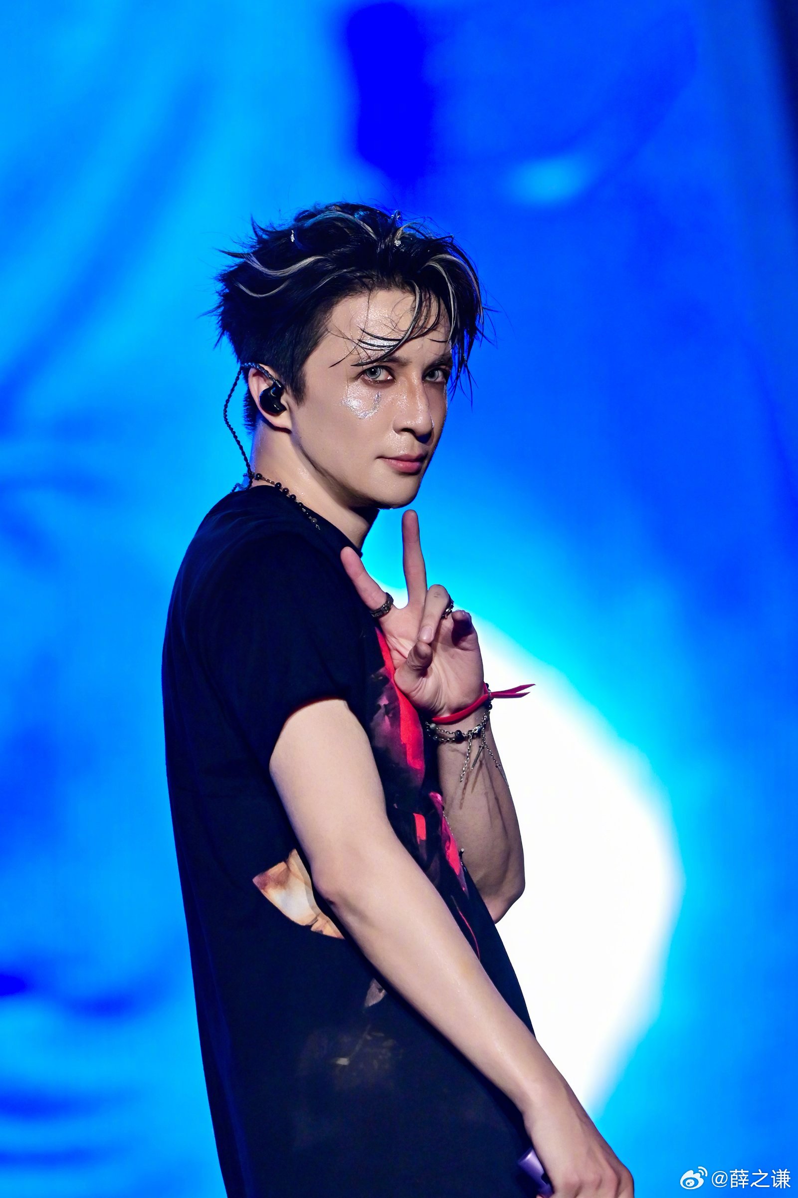 Sốc: Nam thần đỉnh lưu li&ecirc;n tục soi v&ograve;ng 1 fan nữ trước vạn người, bị tố đ&iacute;ch danh tội &ldquo;tr&ugrave;ng h&ocirc;n&rdquo;- Ảnh 1.