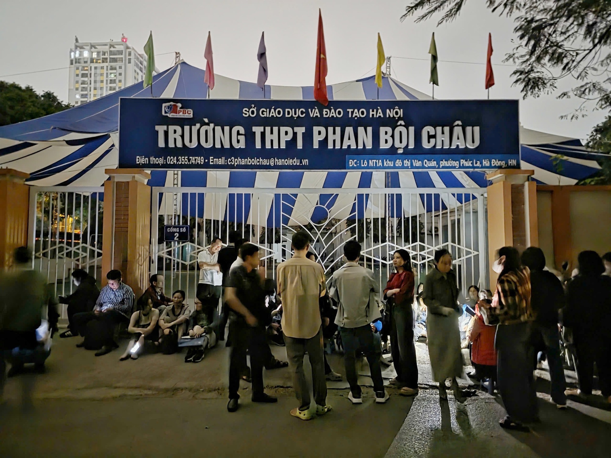 Phụ huynh đội mưa chờ nộp hồ sơ lớp 10 cho con từ 1-2h sáng: Nhà trường lên tiếng- Ảnh 1. Phụ huynh đội mưa chờ nộp hồ sơ lớp 10 cho con từ 1-2h sáng: Nhà trường lên tiếng- Ảnh 1.