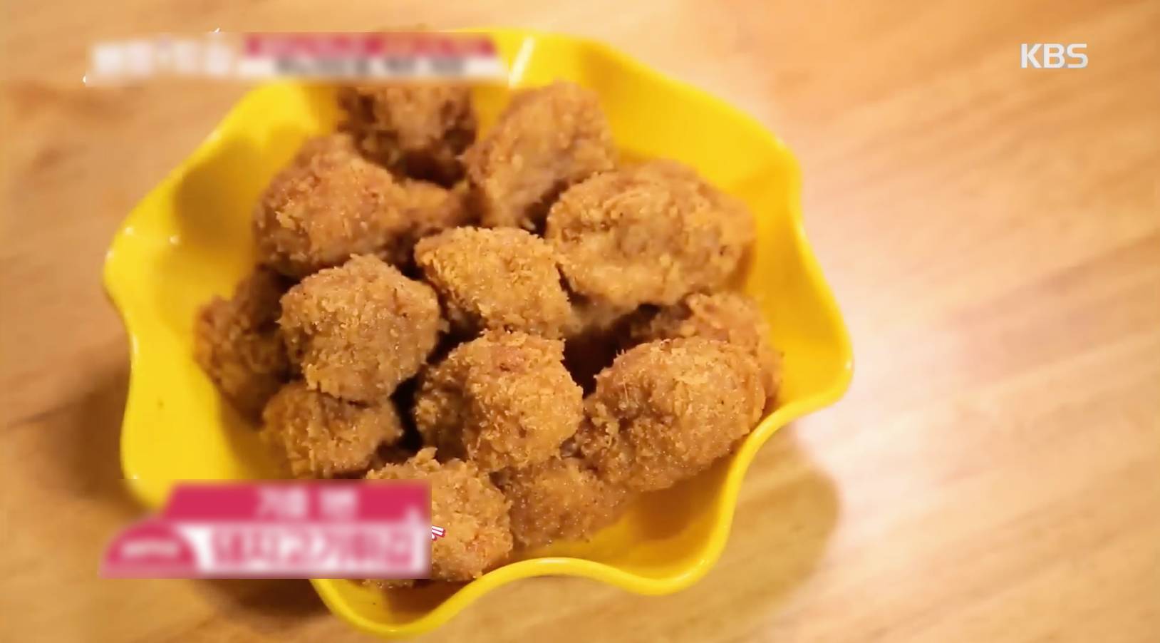 Một con phố H&agrave; Nội phủ đầy ghế nhựa l&ecirc;n truyền h&igrave;nh H&agrave;n Quốc, khiến sao H&agrave;n thốt l&ecirc;n: "Thế n&agrave;y th&igrave; ai m&agrave; chẳng th&iacute;ch"- Ảnh 4.