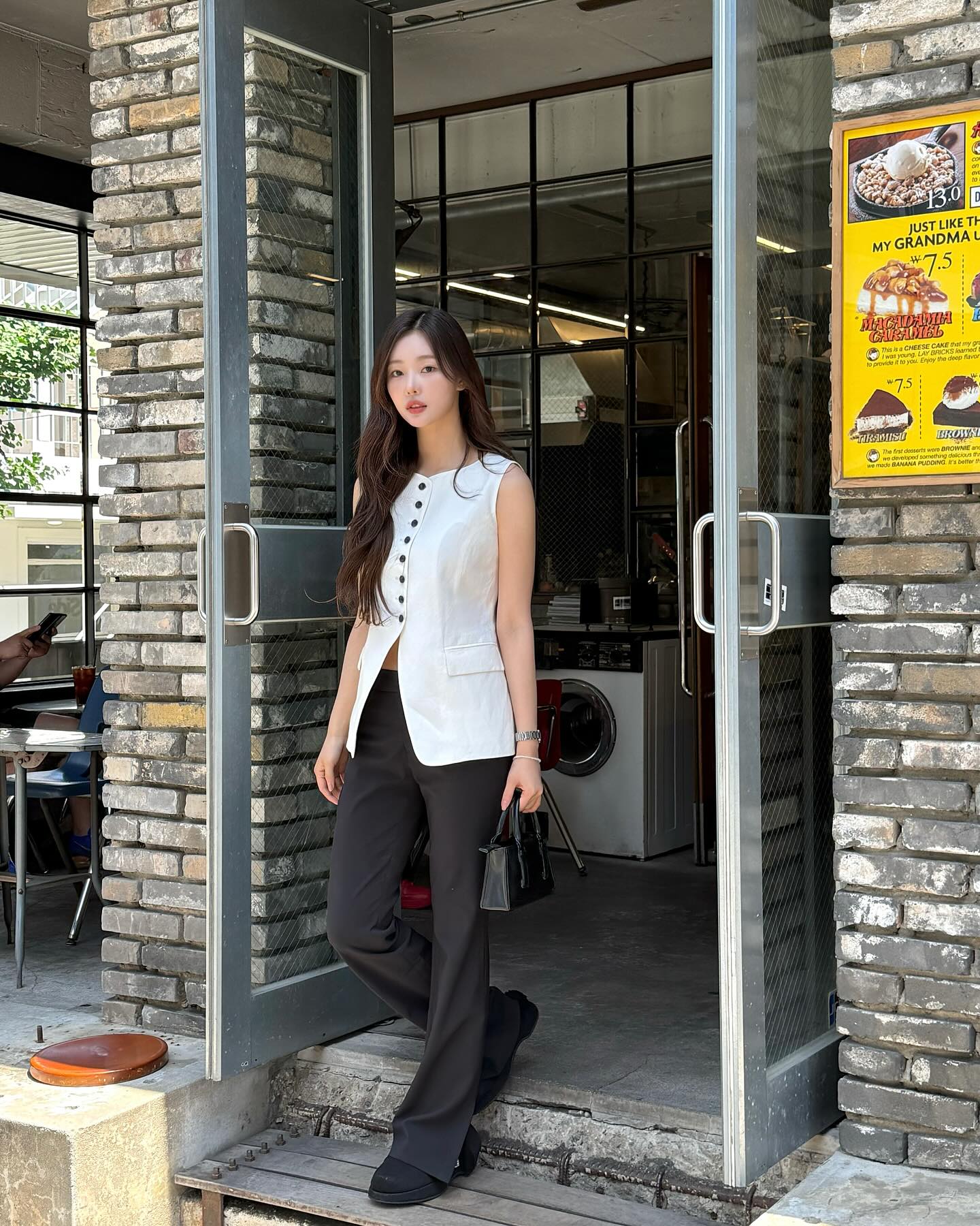 V&igrave; sao n&ecirc;n mặc &aacute;o s&aacute;ng m&agrave;u trong m&ugrave;a xu&acirc;n h&egrave;: Ngắm 5 c&ocirc;ng thức tuyệt xinh n&agrave;y l&agrave; chị em biết l&yacute; do- Ảnh 6.