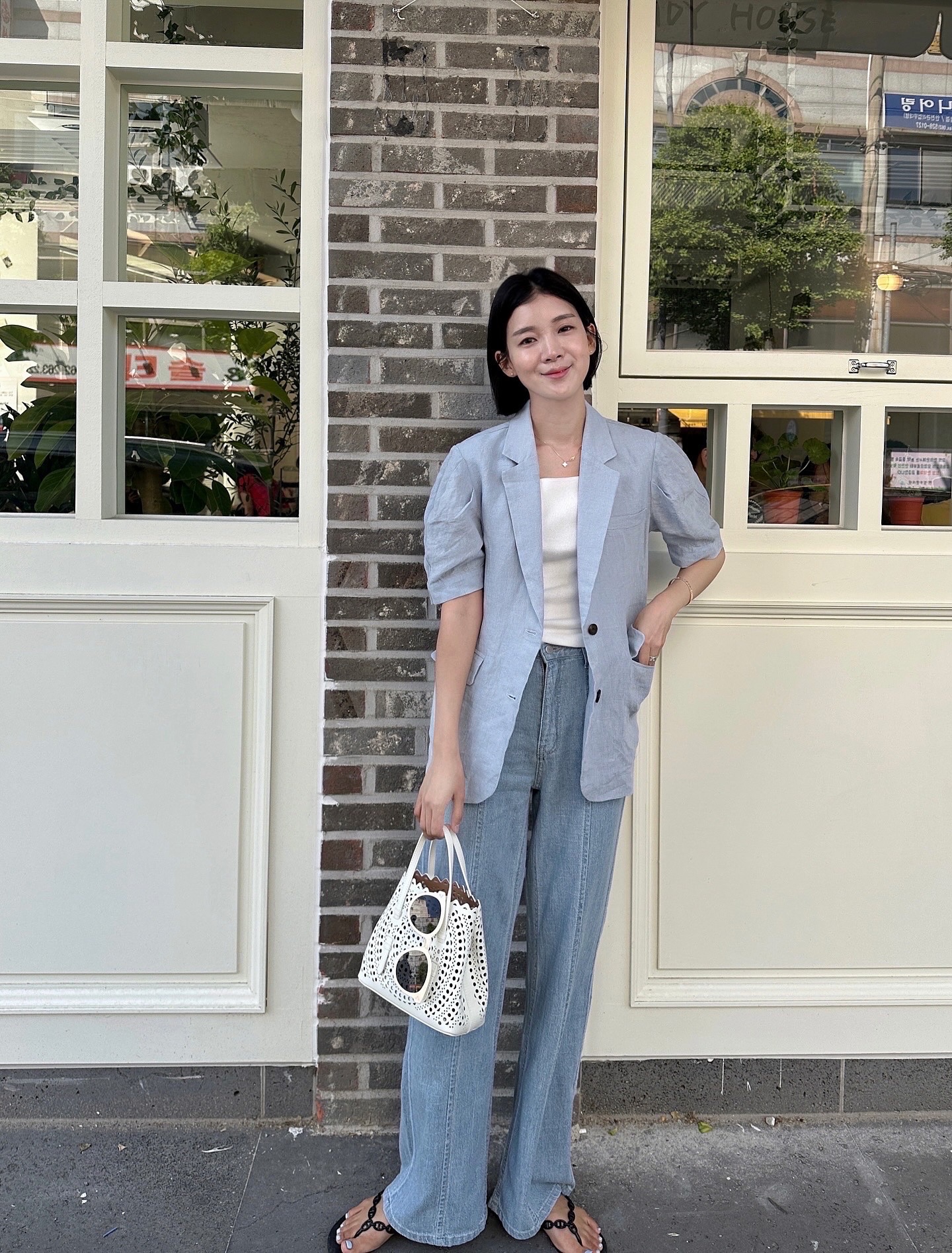 V&igrave; sao n&ecirc;n mặc &aacute;o s&aacute;ng m&agrave;u trong m&ugrave;a xu&acirc;n h&egrave;: Ngắm 5 c&ocirc;ng thức tuyệt xinh n&agrave;y l&agrave; chị em biết l&yacute; do- Ảnh 10.