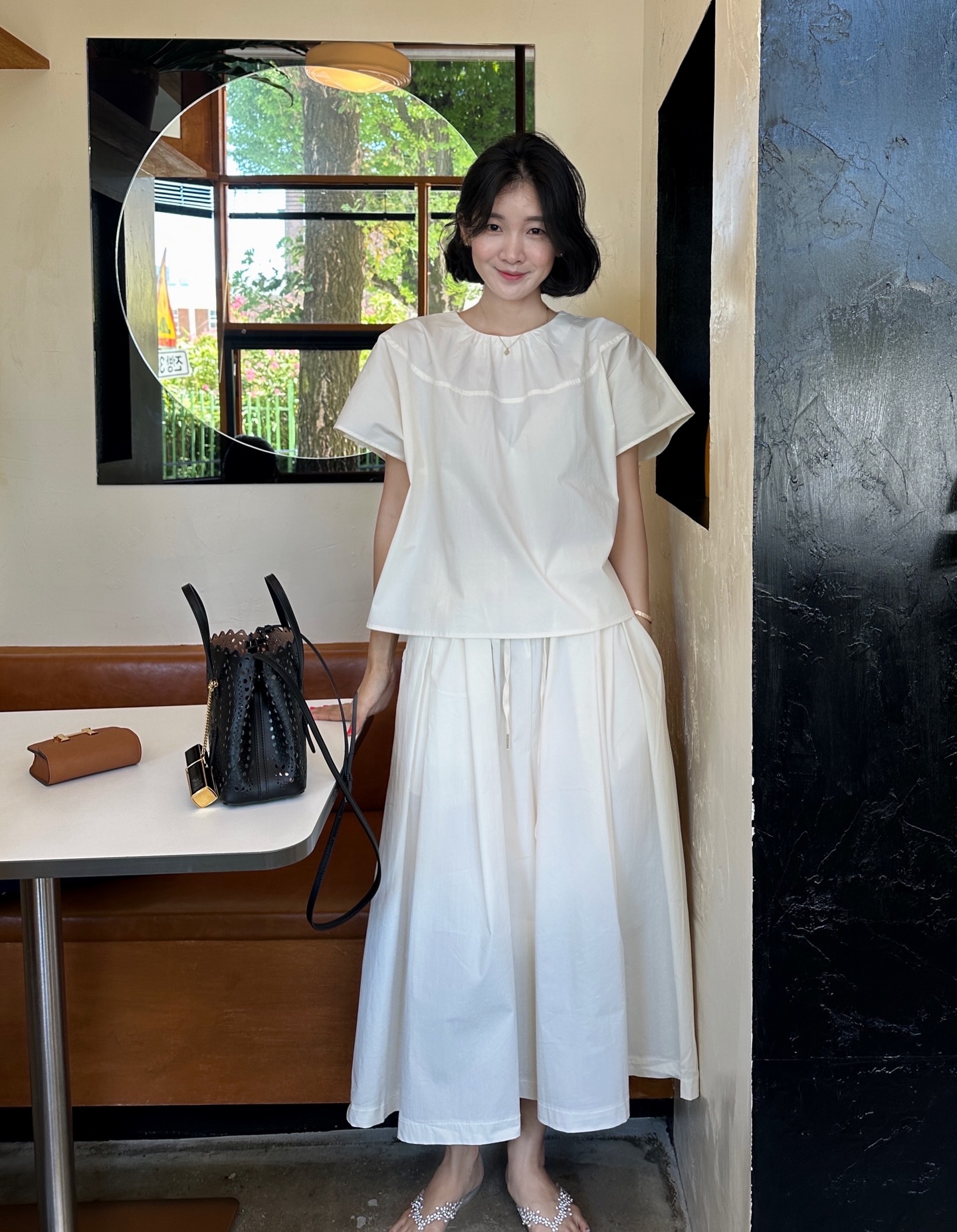 V&igrave; sao n&ecirc;n mặc &aacute;o s&aacute;ng m&agrave;u trong m&ugrave;a xu&acirc;n h&egrave;: Ngắm 5 c&ocirc;ng thức tuyệt xinh n&agrave;y l&agrave; chị em biết l&yacute; do- Ảnh 3.