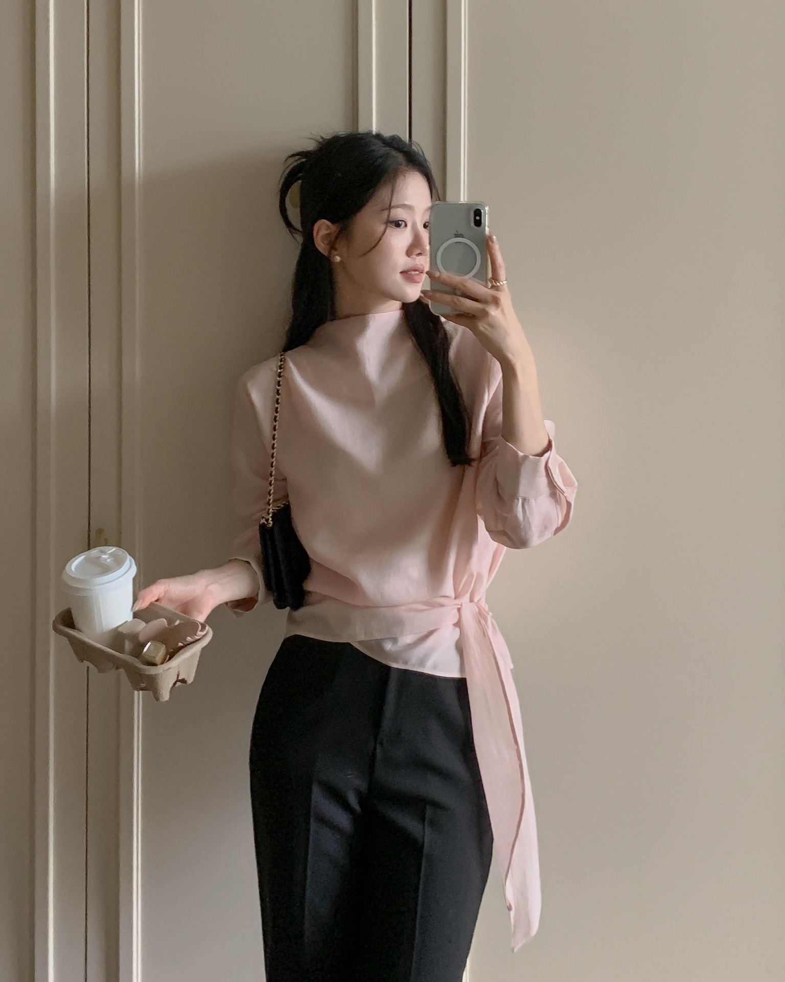 V&igrave; sao n&ecirc;n mặc &aacute;o s&aacute;ng m&agrave;u trong m&ugrave;a xu&acirc;n h&egrave;: Ngắm 5 c&ocirc;ng thức tuyệt xinh n&agrave;y l&agrave; chị em biết l&yacute; do- Ảnh 7.