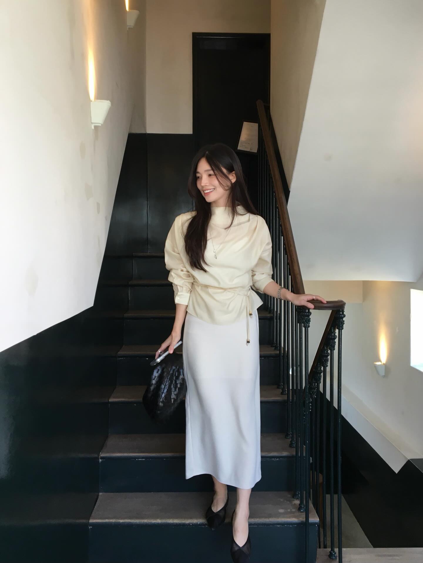 V&igrave; sao n&ecirc;n mặc &aacute;o s&aacute;ng m&agrave;u trong m&ugrave;a xu&acirc;n h&egrave;: Ngắm 5 c&ocirc;ng thức tuyệt xinh n&agrave;y l&agrave; chị em biết l&yacute; do- Ảnh 2.