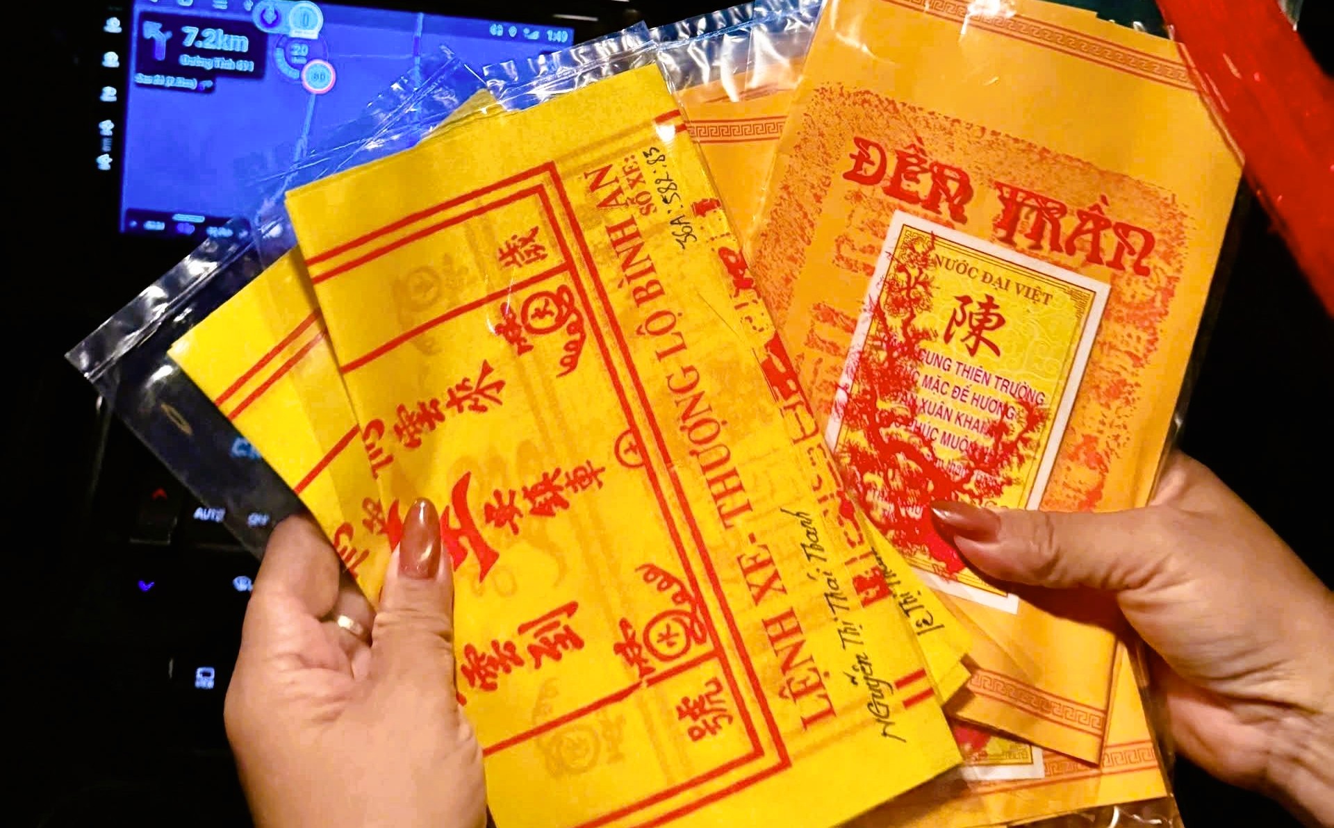 H&agrave;ng ng&agrave;n người "đội mưa" xuy&ecirc;n đ&ecirc;m chờ xin ấn đền Trần- Ảnh 12.