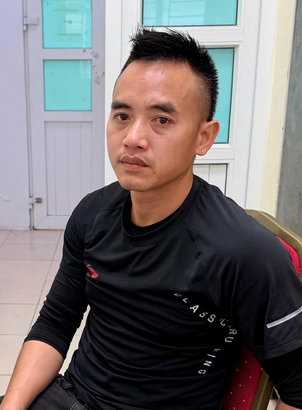 Tạm giữ hình sự Trần Anh Phương - tài xế bán tải tạt đầu xe máy chở 3 người giữa đường- Ảnh 1.