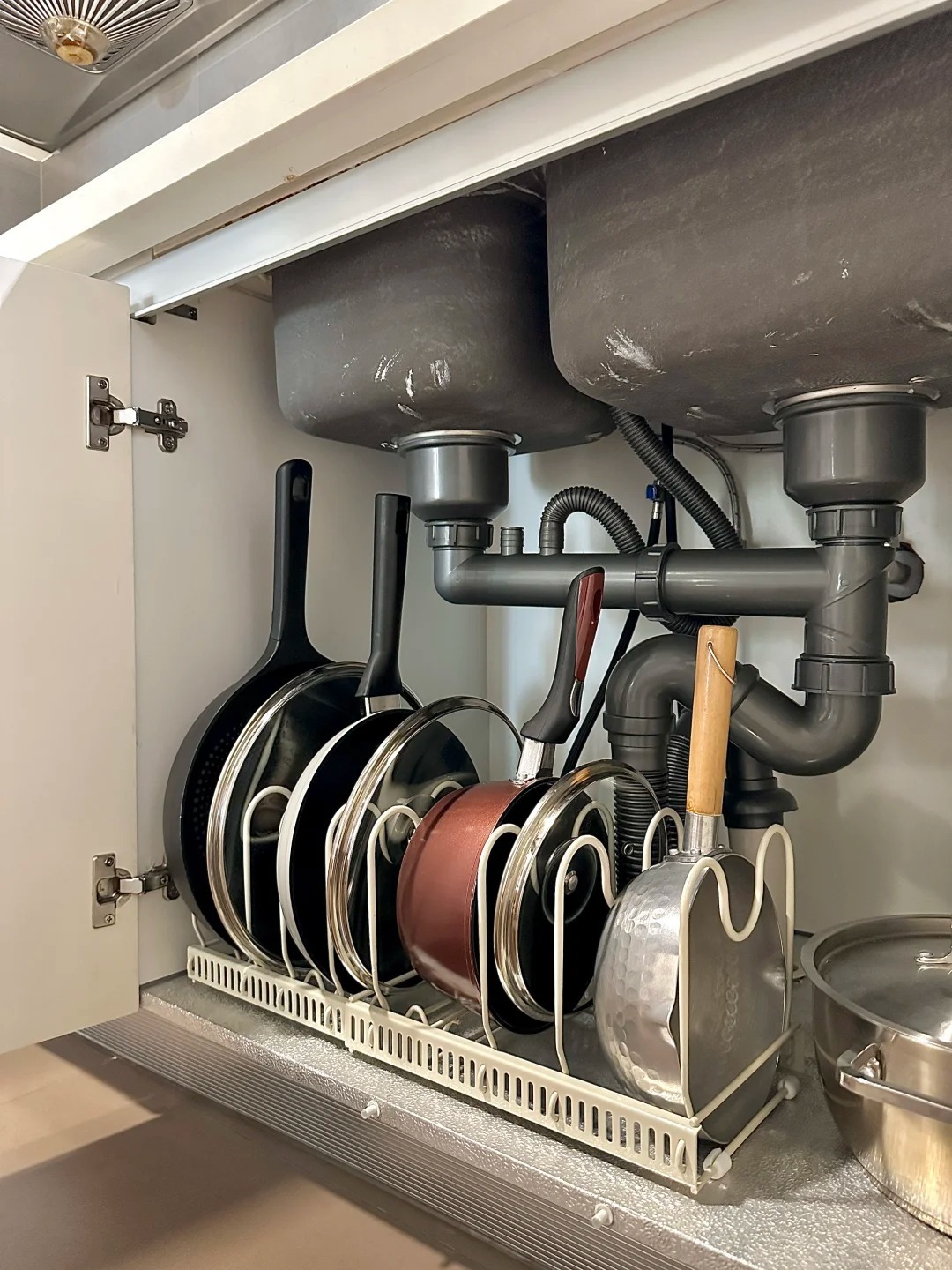 Đến nh&agrave; bạn học, t&ocirc;i "đổ gục" khi nh&igrave;n v&agrave;o căn bếp vỏn vẹn 2m&sup2;- Ảnh 7.