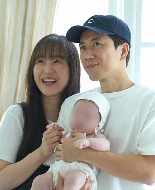 Vợ 1 nam ca sĩ đ&igrave;nh đ&aacute;m nhận gạch đ&aacute; v&igrave; "d&aacute;m" kh&oacute;c khi con ng&atilde;: Chuyện g&igrave; xảy ra vậy?- Ảnh 2.