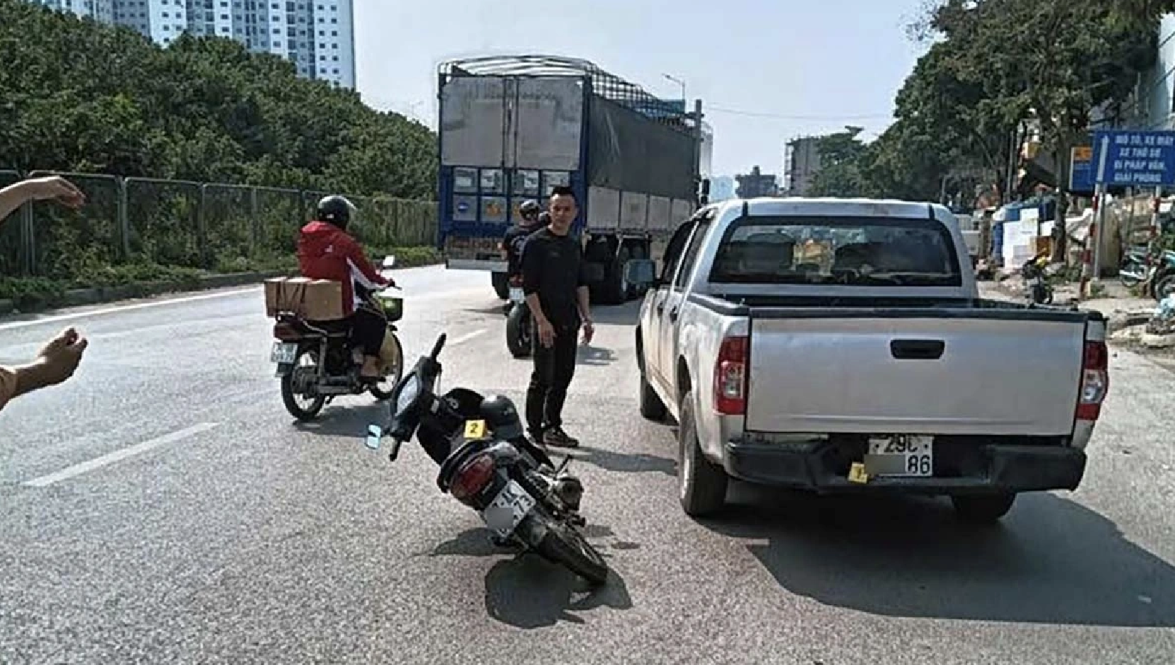 Tạm giữ t&agrave;i xế xe b&aacute;n tải "tạt đầu" ch&egrave;n ng&atilde; người đi xe m&aacute;y chở trẻ em- Ảnh 2.