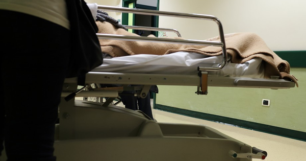 Người đ&agrave;n &ocirc;ng 30 tuổi vỡ mạch m&aacute;u mắt, đường huyết vọt l&ecirc;n 800, b&aacute;c sĩ cảnh b&aacute;o 3 nh&oacute;m thực phẩm l&agrave; thủ phạm