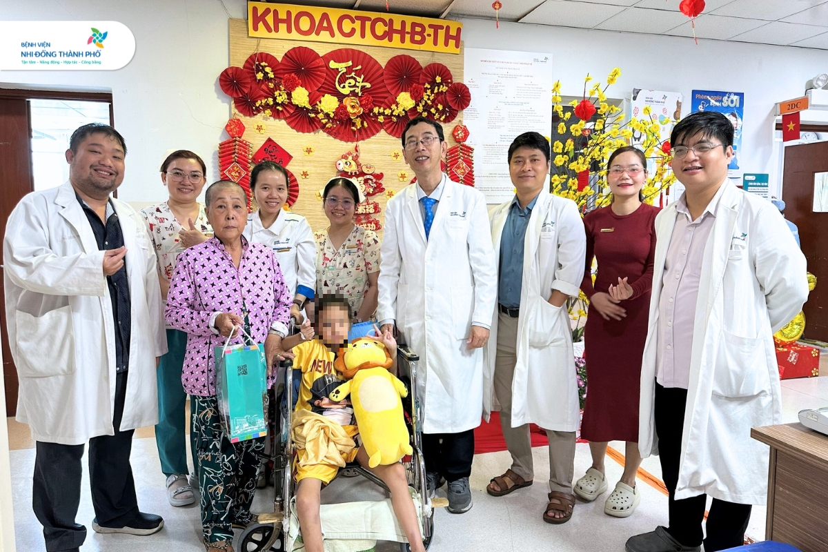 Giành lại sự sống cho bé gái bị lóc da toàn bộ vùng mông- Ảnh 1. Giành lại sự sống cho bé gái bị lóc da toàn bộ vùng mông- Ảnh 1.