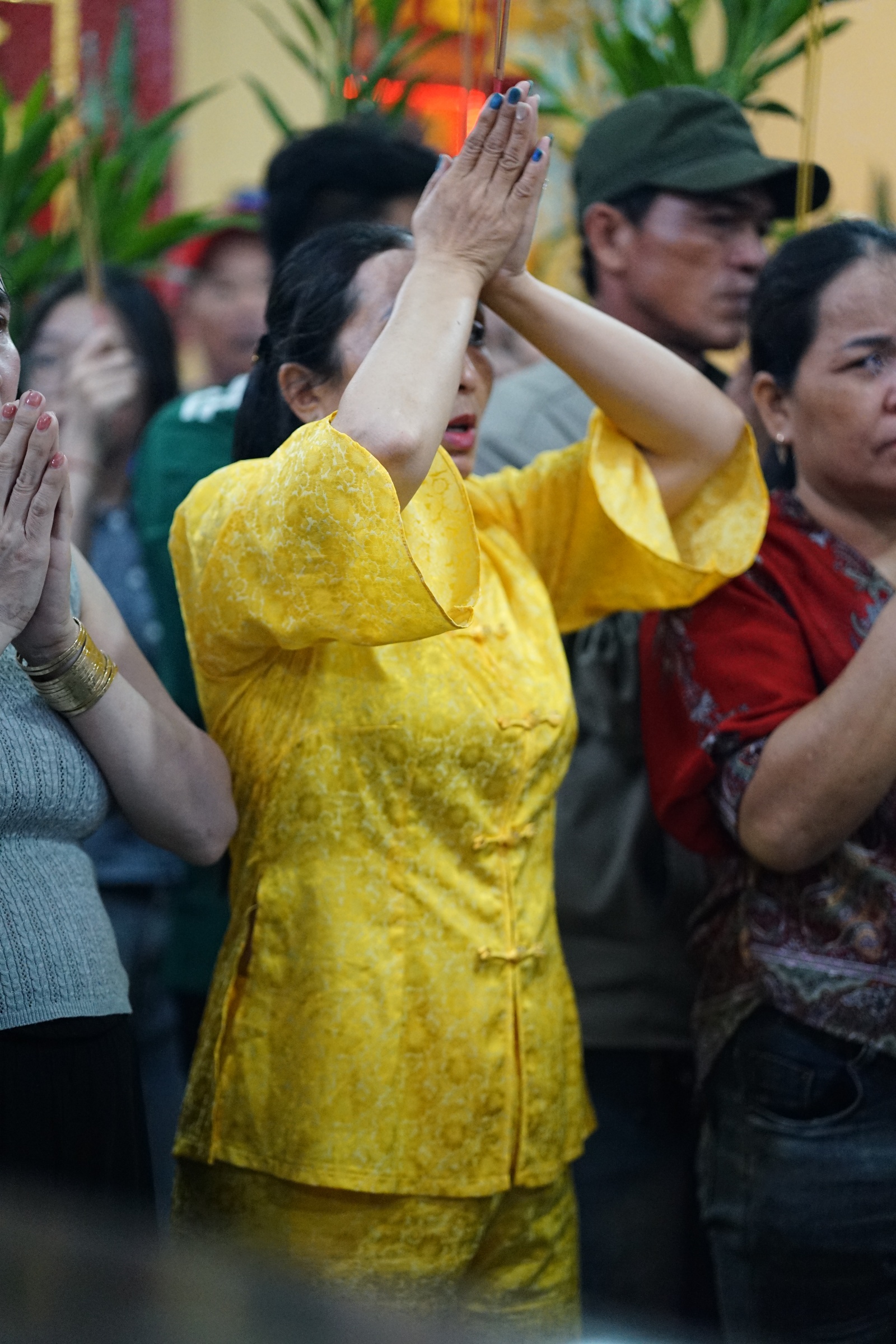 Cảnh tượng khó tin lúc nửa đêm ở Miếu Bà Thiên Hậu: Biển người chen chật kín vì một thứ trong lư hương- Ảnh 1. Cảnh tượng khó tin lúc nửa đêm ở Miếu Bà Thiên Hậu: Biển người chen chật kín vì một thứ trong lư hương- Ảnh 1.