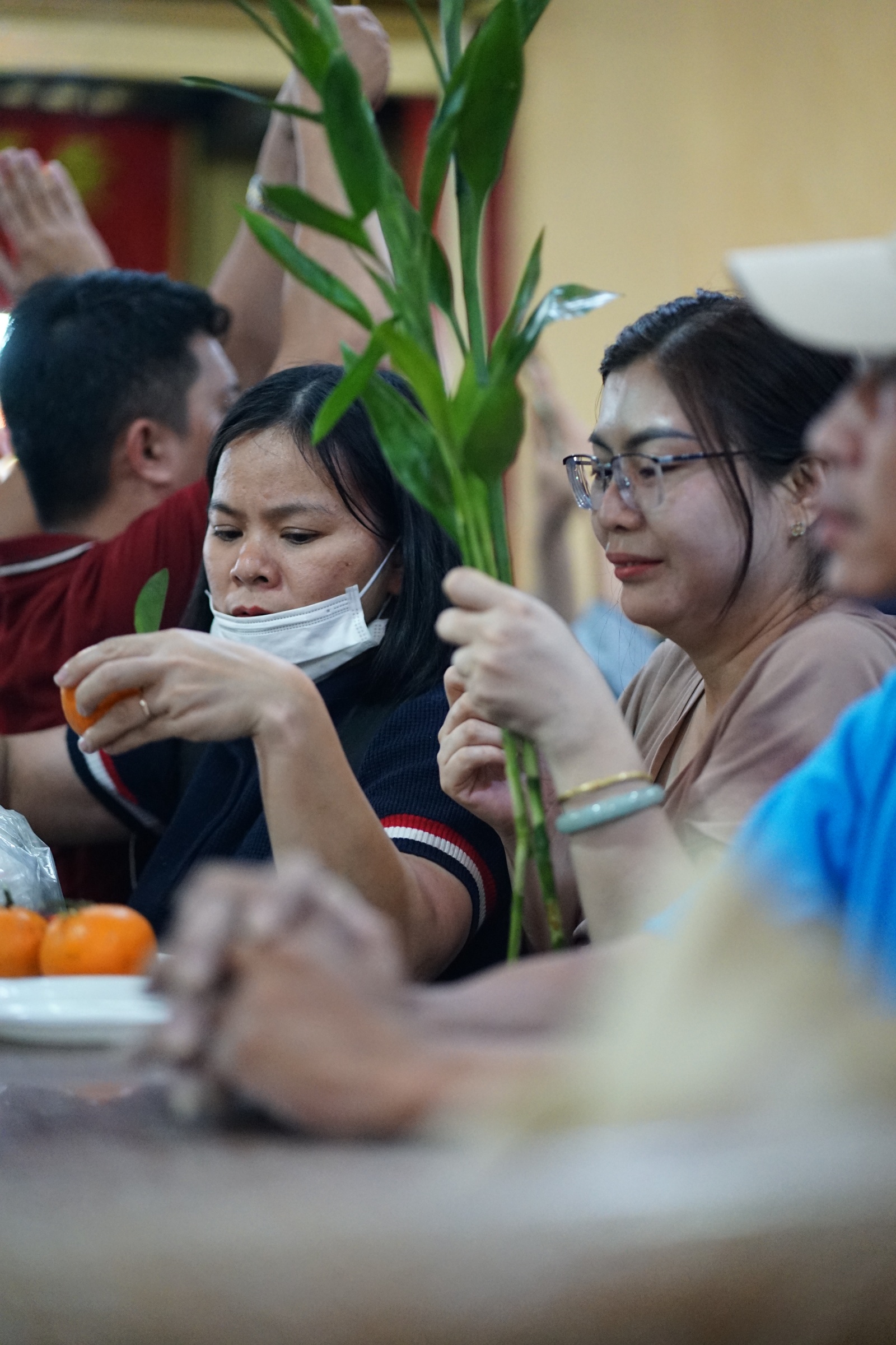 Cảnh tượng khó tin lúc nửa đêm ở Miếu Bà Thiên Hậu: Biển người chen chật kín vì một thứ trong lư hương- Ảnh 7. Cảnh tượng khó tin lúc nửa đêm ở Miếu Bà Thiên Hậu: Biển người chen chật kín vì một thứ trong lư hương- Ảnh 7.