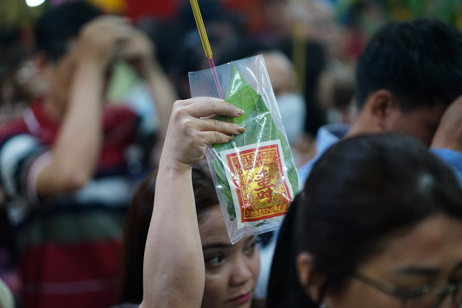 Cảnh tượng khó tin lúc nửa đêm ở Miếu Bà Thiên Hậu: Biển người chen chật kín vì một thứ trong lư hương- Ảnh 9. Cảnh tượng khó tin lúc nửa đêm ở Miếu Bà Thiên Hậu: Biển người chen chật kín vì một thứ trong lư hương- Ảnh 9.