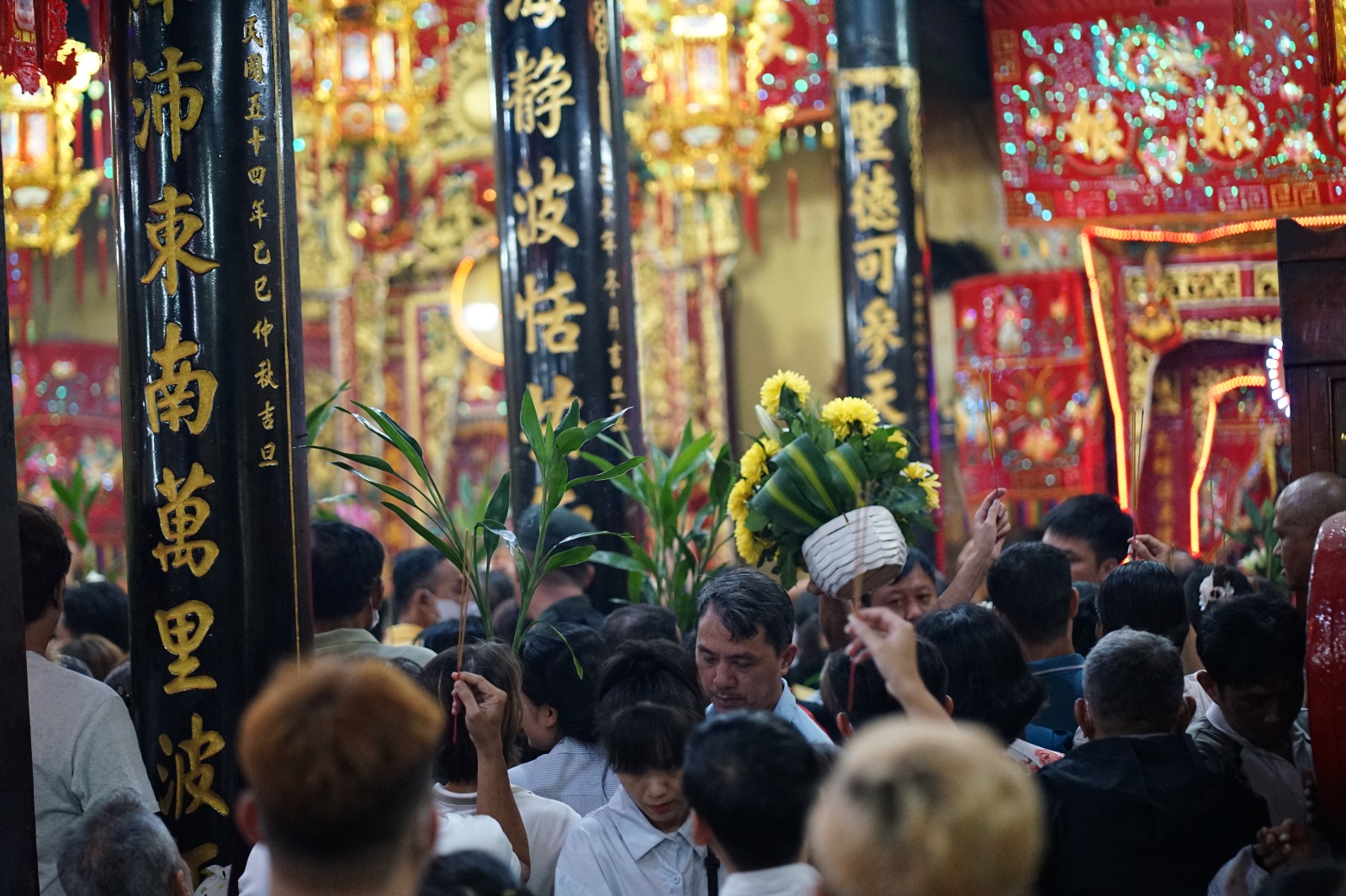 Cảnh tượng khó tin lúc nửa đêm ở Miếu Bà Thiên Hậu: Biển người chen chật kín vì một thứ trong lư hương- Ảnh 4. Cảnh tượng khó tin lúc nửa đêm ở Miếu Bà Thiên Hậu: Biển người chen chật kín vì một thứ trong lư hương- Ảnh 4.