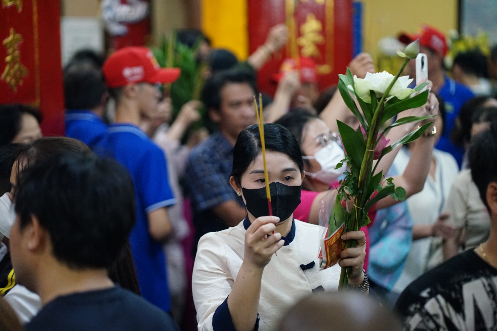 Cảnh tượng khó tin lúc nửa đêm ở Miếu Bà Thiên Hậu: Biển người chen chật kín vì một thứ trong lư hương- Ảnh 3. Cảnh tượng khó tin lúc nửa đêm ở Miếu Bà Thiên Hậu: Biển người chen chật kín vì một thứ trong lư hương- Ảnh 3.