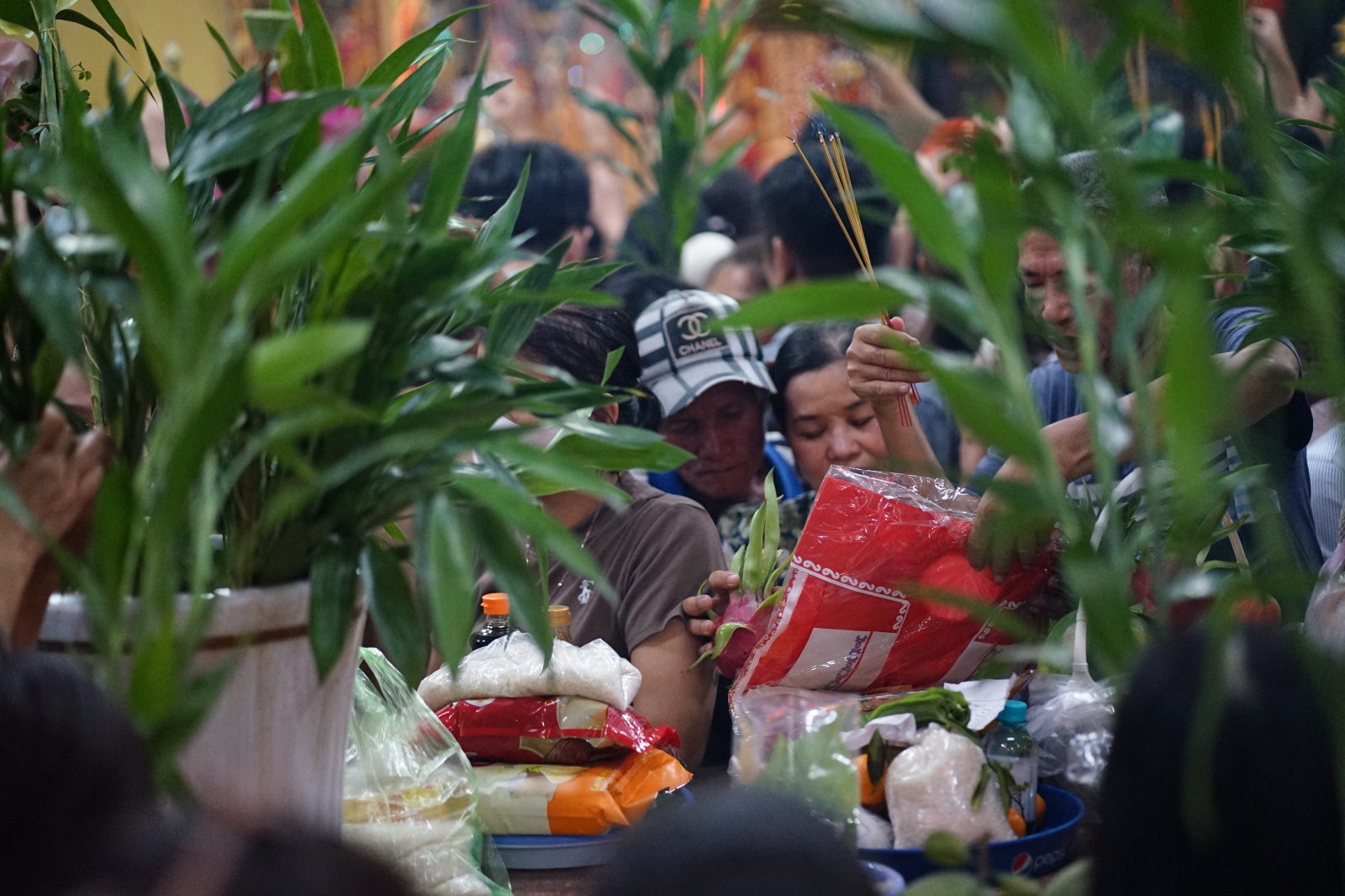 Cảnh tượng khó tin lúc nửa đêm ở Miếu Bà Thiên Hậu: Biển người chen chật kín vì một thứ trong lư hương- Ảnh 6. Cảnh tượng khó tin lúc nửa đêm ở Miếu Bà Thiên Hậu: Biển người chen chật kín vì một thứ trong lư hương- Ảnh 6.