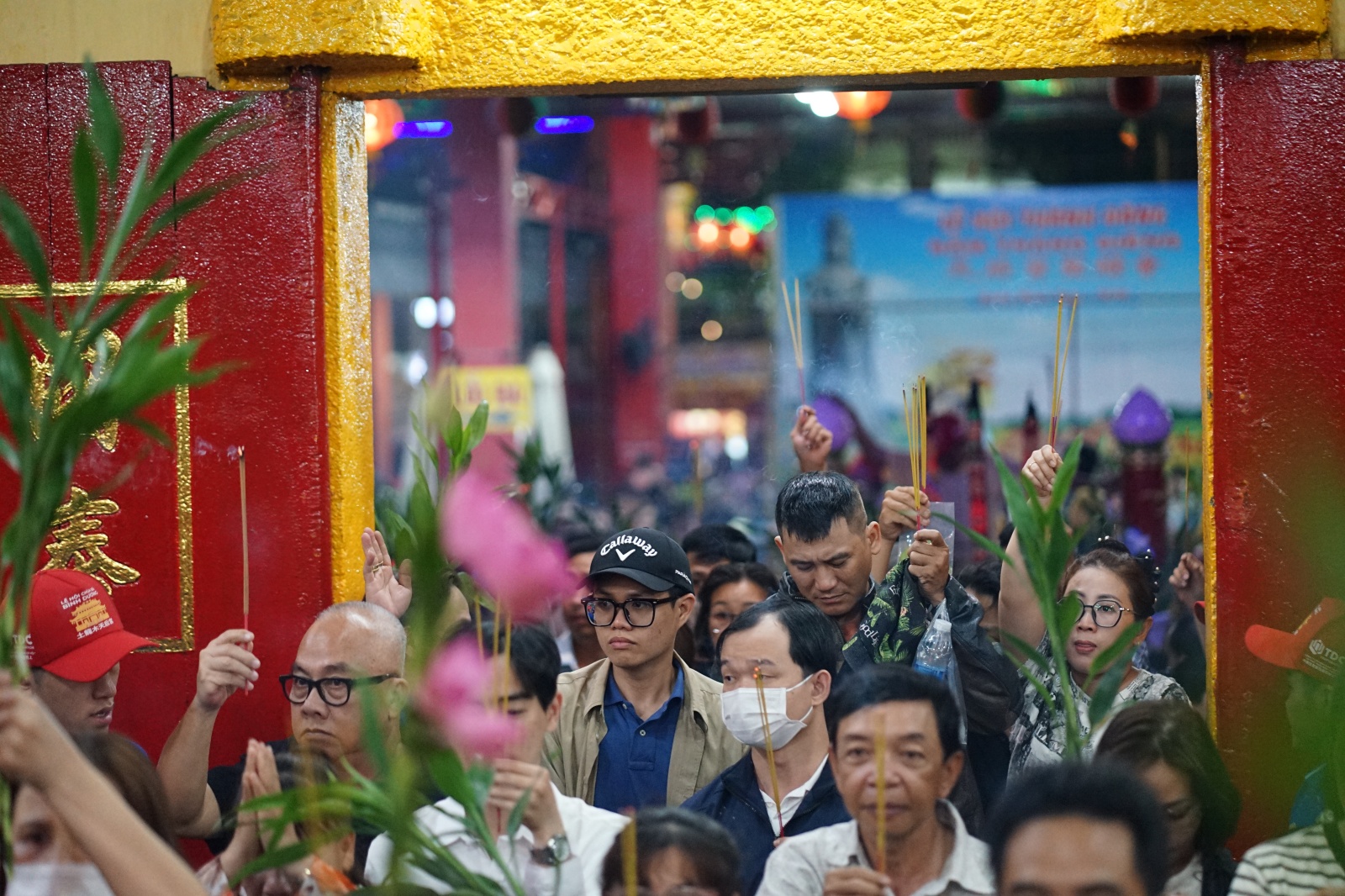 Cảnh tượng khó tin lúc nửa đêm ở Miếu Bà Thiên Hậu: Biển người chen chật kín vì một thứ trong lư hương- Ảnh 5. Cảnh tượng khó tin lúc nửa đêm ở Miếu Bà Thiên Hậu: Biển người chen chật kín vì một thứ trong lư hương- Ảnh 5.