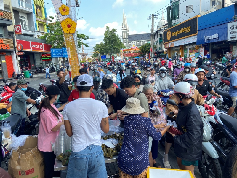 Nhiều du kh&aacute;ch bất ngờ tại lễ hội m&agrave; "c&aacute;i g&igrave; cũng miễn ph&iacute;" ở B&igrave;nh Dương: "B&agrave; con c&oacute; ngụm nước giải kh&aacute;t cũng vui"- Ảnh 1.