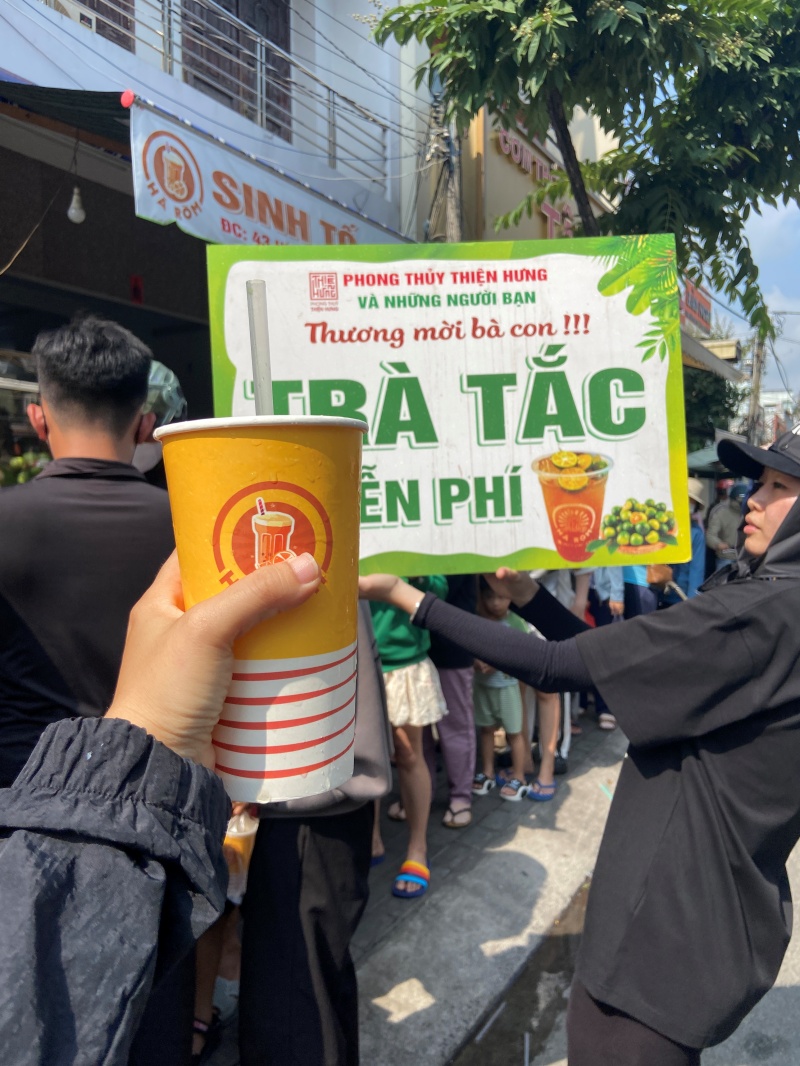 Nhiều du kh&aacute;ch bất ngờ tại lễ hội m&agrave; "c&aacute;i g&igrave; cũng miễn ph&iacute;" ở B&igrave;nh Dương: "B&agrave; con c&oacute; ngụm nước giải kh&aacute;t cũng vui"- Ảnh 7.