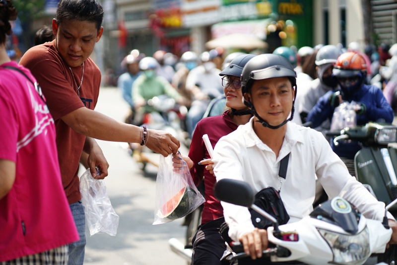 Nhiều du kh&aacute;ch bất ngờ tại lễ hội m&agrave; "c&aacute;i g&igrave; cũng miễn ph&iacute;" ở B&igrave;nh Dương: "B&agrave; con c&oacute; ngụm nước giải kh&aacute;t cũng vui"- Ảnh 2.