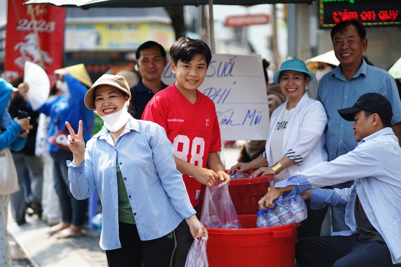 Nhiều du kh&aacute;ch bất ngờ tại lễ hội m&agrave; "c&aacute;i g&igrave; cũng miễn ph&iacute;" ở B&igrave;nh Dương: "B&agrave; con c&oacute; ngụm nước giải kh&aacute;t cũng vui"- Ảnh 4.