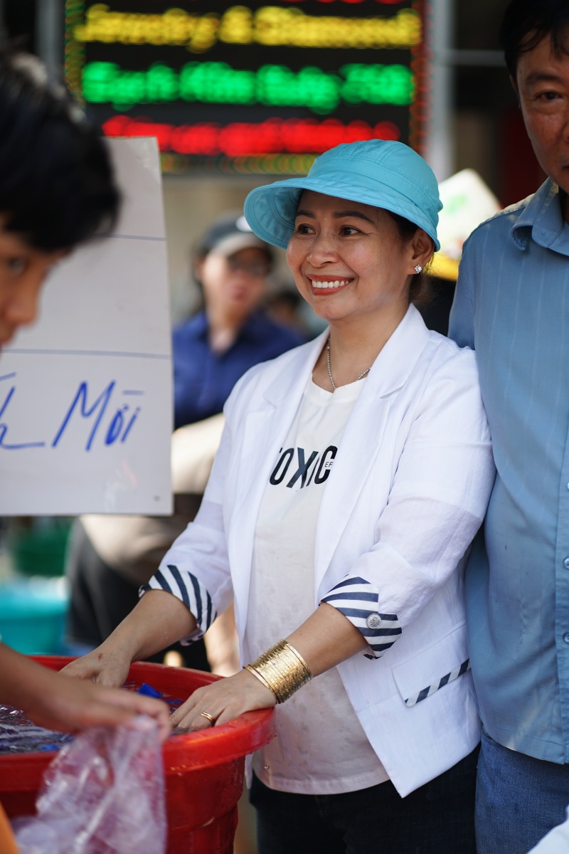 Nhiều du kh&aacute;ch bất ngờ tại lễ hội m&agrave; "c&aacute;i g&igrave; cũng miễn ph&iacute;" ở B&igrave;nh Dương: "B&agrave; con c&oacute; ngụm nước giải kh&aacute;t cũng vui"- Ảnh 6.