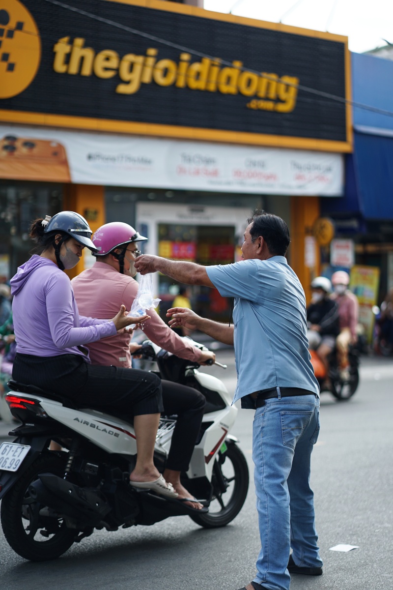 Nhiều du kh&aacute;ch bất ngờ tại lễ hội m&agrave; "c&aacute;i g&igrave; cũng miễn ph&iacute;" ở B&igrave;nh Dương: "B&agrave; con c&oacute; ngụm nước giải kh&aacute;t cũng vui"- Ảnh 5.