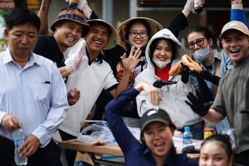 Nhiều du kh&aacute;ch bất ngờ tại lễ hội m&agrave; "c&aacute;i g&igrave; cũng miễn ph&iacute;" ở B&igrave;nh Dương: "B&agrave; con c&oacute; ngụm nước giải kh&aacute;t cũng vui"- Ảnh 3.