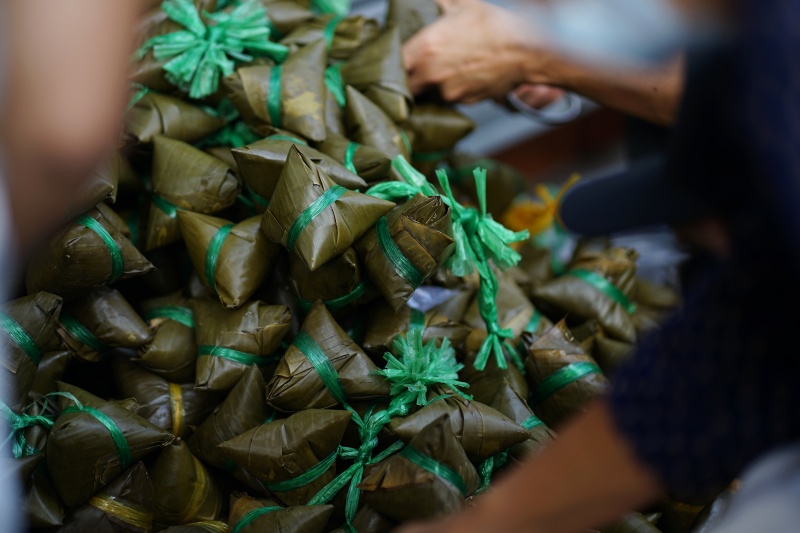 Nhiều du kh&aacute;ch bất ngờ tại lễ hội m&agrave; "c&aacute;i g&igrave; cũng miễn ph&iacute;" ở B&igrave;nh Dương: "B&agrave; con c&oacute; ngụm nước giải kh&aacute;t cũng vui"- Ảnh 9.