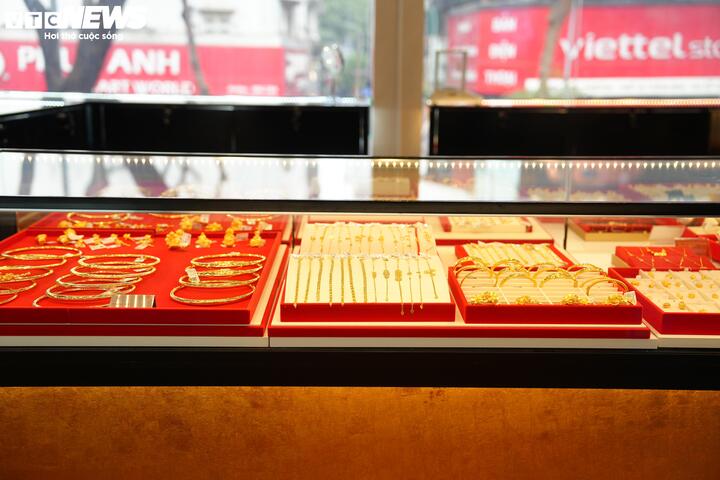 Gi&aacute; v&agrave;ng 'nhảy m&uacute;a' do căng thẳng Trung Đ&ocirc;ng, c&oacute; n&ecirc;n mua l&uacute;c n&agrave;y?- Ảnh 1.