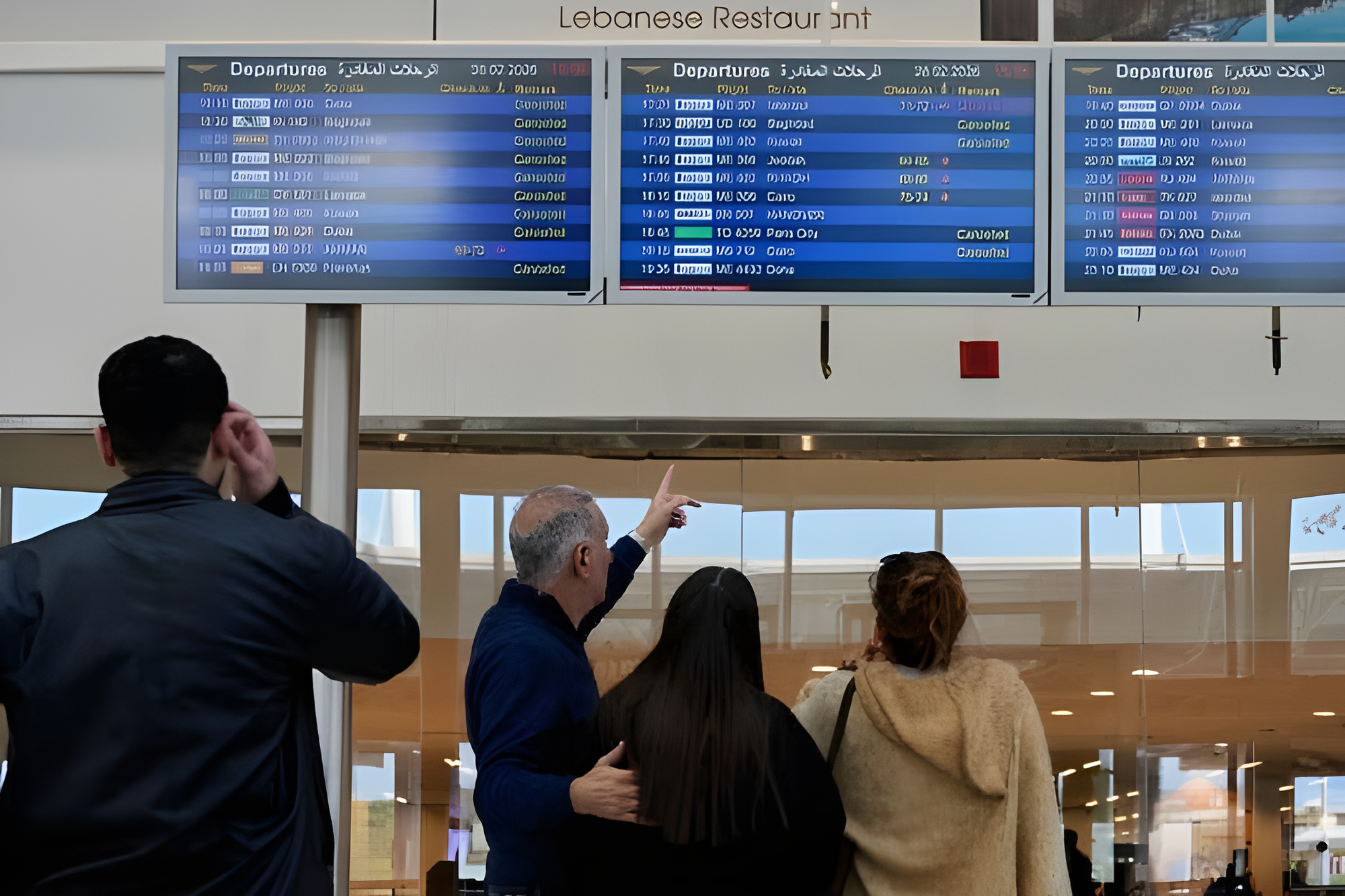 Tour Trung Đ&ocirc;ng bị hủy, nhiều kh&aacute;ch mắc kẹt v&igrave; gi&aacute;n đoạn bay- Ảnh 1.