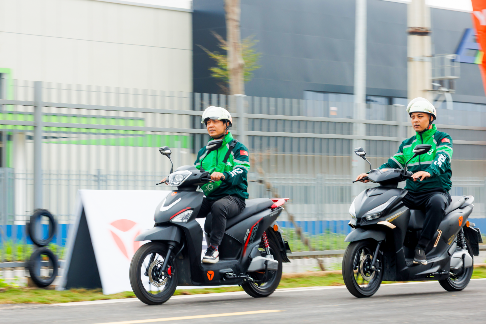 Grab hỗ trợ tới 4 triệu đồng khi tài xế mua xe máy điện Trung Quốc- Ảnh 1. Grab bắt tay với