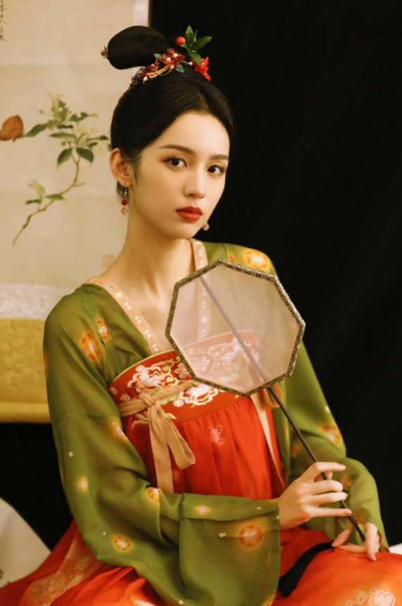 Tứ đại mỹ nh&acirc;n thế hệ mới đẹp nhất Trung Quốc: Vương Sở Nhi&ecirc;n đỉnh miễn b&agrave;n, 1 người bị ch&ecirc; kh&ocirc;ng xứng đ&aacute;ng- Ảnh 9.